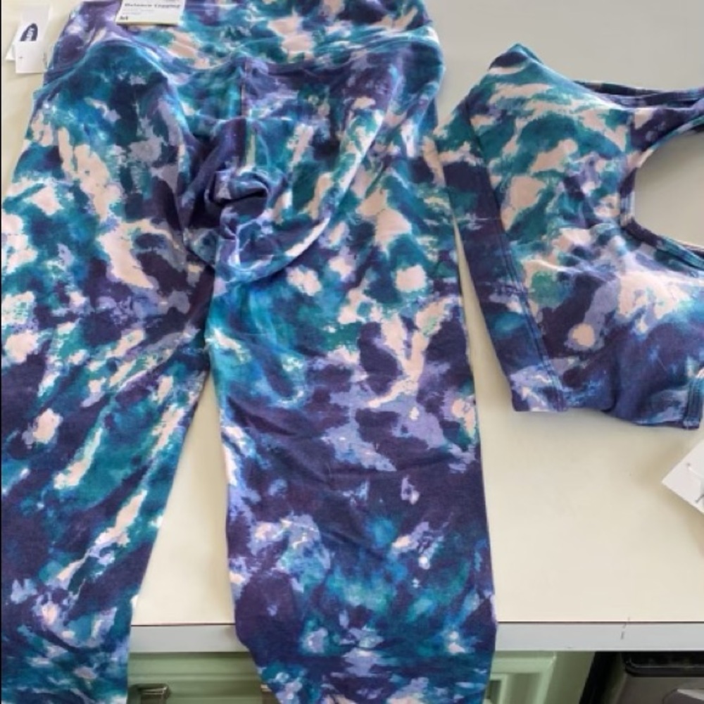 Brand new old navy tie dye ankle leggings and bra size Medium.